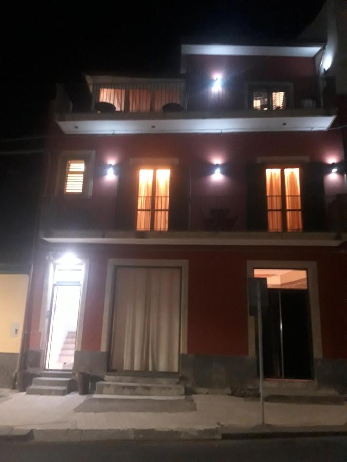 Bed & Breakfast Dietro Le Mura Aci Castello Exterior photo