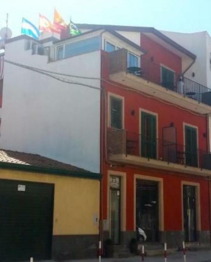 Bed & Breakfast Dietro Le Mura Aci Castello Exterior photo