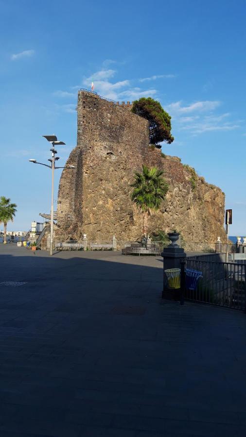 Bed & Breakfast Dietro Le Mura Aci Castello Exterior photo