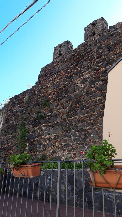 Bed & Breakfast Dietro Le Mura Aci Castello Exterior photo
